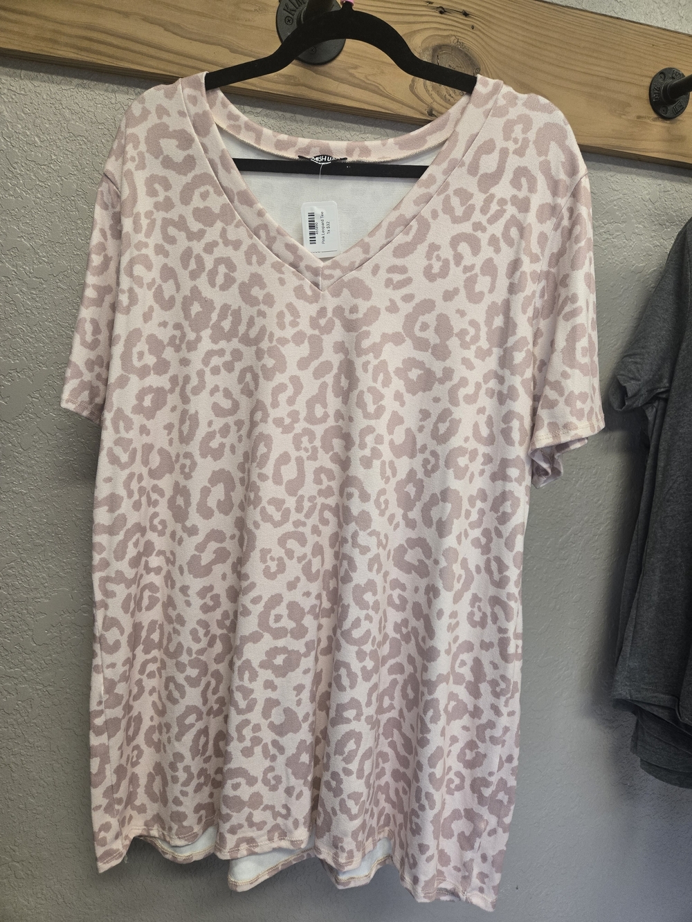 Women's Pink Leopard Print V-Neck Short Sleeve Tee